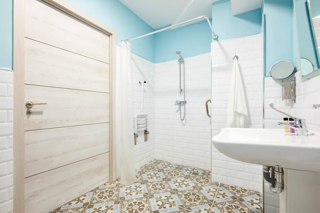 Elevia construction amenagement PMR salle de bain